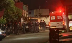Viaturas da Polícia Militar e isolamento de área durante operação de refém na Cidade Dutra, zona sul de São Paulo.