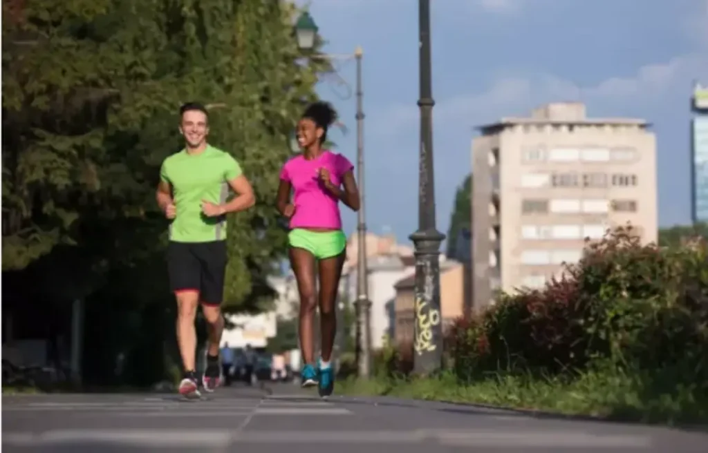 Pessoas praticando atividades físicas em área de lazer urbana, valorizando imóveis no entorno