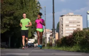 Pessoas praticando atividades físicas em área de lazer urbana, valorizando imóveis no entorno