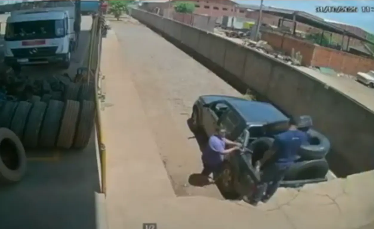 Câmeras de segurança e celular com mensagens, evidências cruciais em investigação de furto qualificado.