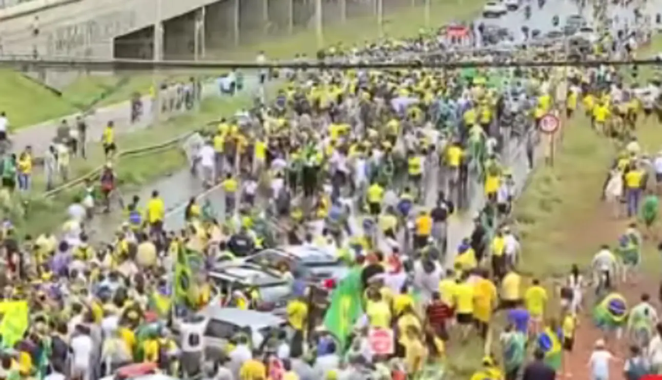 Deputado Nicolas Ferreira usando colete à prova de balas durante o encerramento de marcha em Brasília