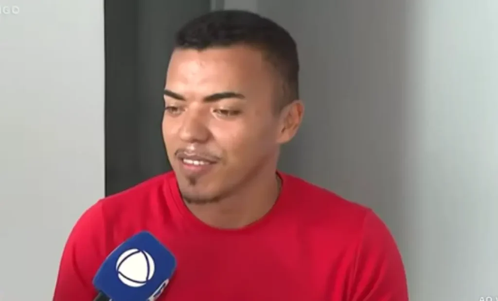 Mãos de jovem segurando smartphone com aplicativo bancário exibindo valor de Pix