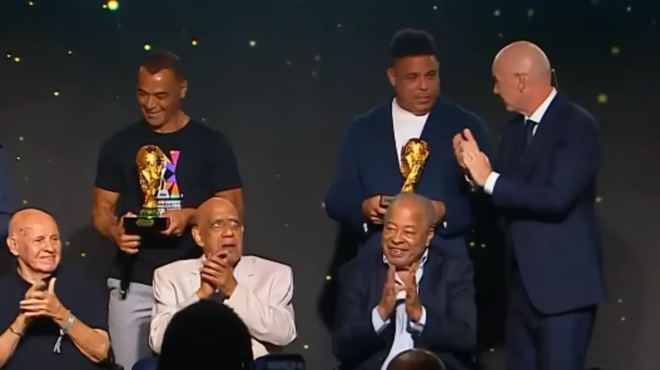 Ronaldo Fenômeno e Cafu, ex-jogadores da Seleção Brasileira, em evento no Rio, expressam confiança em Carlo Ancelotti para a Copa do Mundo de 2026.