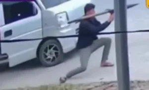 Carro blindado do prefeito Ahmad Ampatuan após ataque com lançafoguetes nas Filipinas