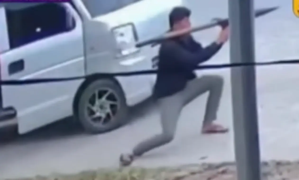 Carro blindado do prefeito Ahmad Ampatuan após ataque com lançafoguetes nas Filipinas