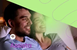 Smart TV exibindo interface de aplicativo IPTV com lista M3U 2026 de canais e filmes, simbolizando a busca por conteúdo estável.