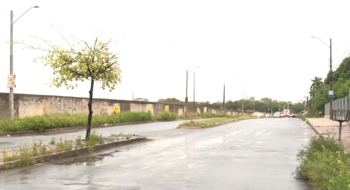 Ventos de 60 km/h atingem Piauí e Defesa Civil mantém alerta para chuvas 1 Rua alagada em Teresina com árvores balançando sob fortes chuvas e ventos no Piauí