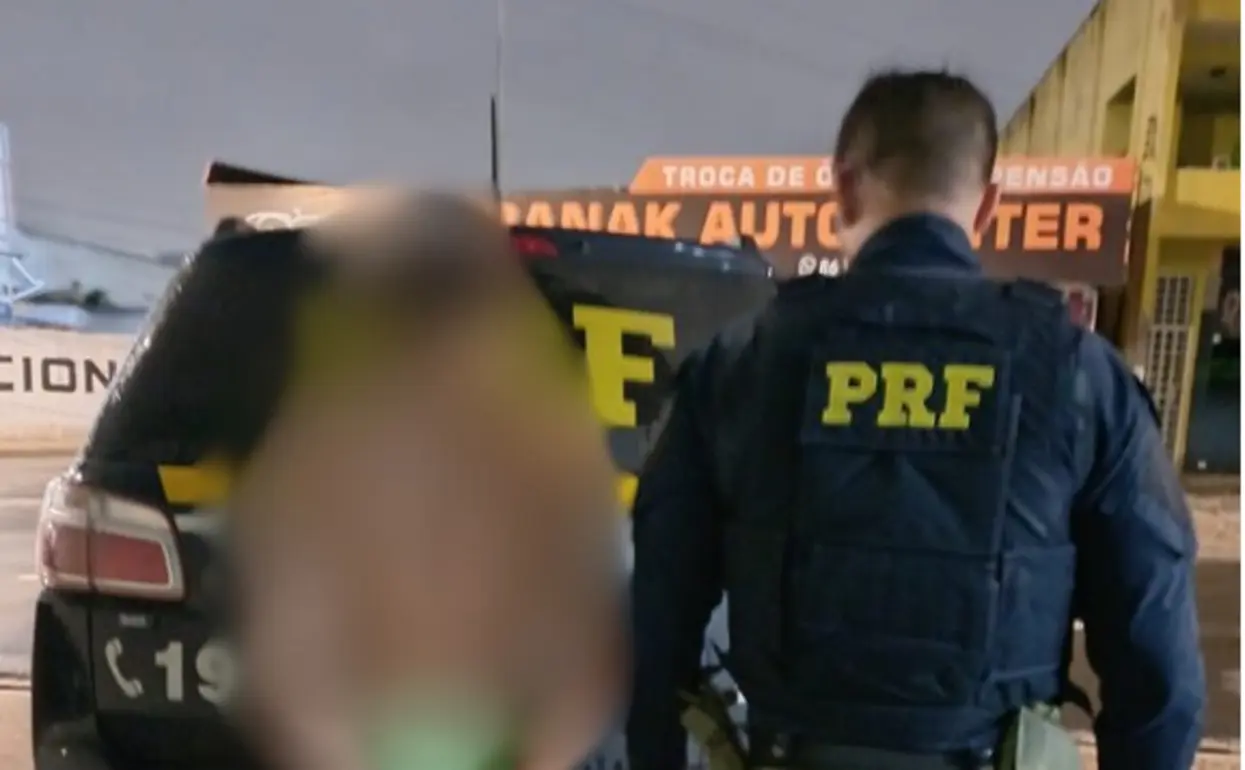 Viaturas da Polícia Rodoviária Federal (PRF) estacionadas em frente a uma unidade policial