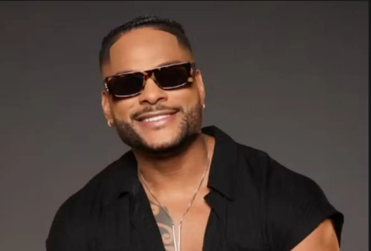 Cantor Tony Salles performando no palco, com microfone, durante show da Zé Pereira 2026 em Amarante, Piauí.