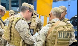 Policiais civis e militares em ação, com drogas apreendidas e suspeitos detidos durante operação em Valença, Piauí.