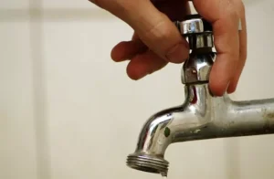 Equipe da Águas do Piauí realizando manutenção emergencial em rede de 60mm em Amarante.