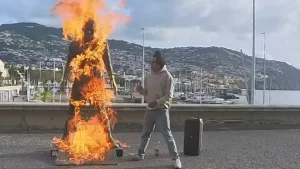 Estátua de Cristiano Ronaldo em chamas no Funchal, Madeira, após ato de vandalismo.