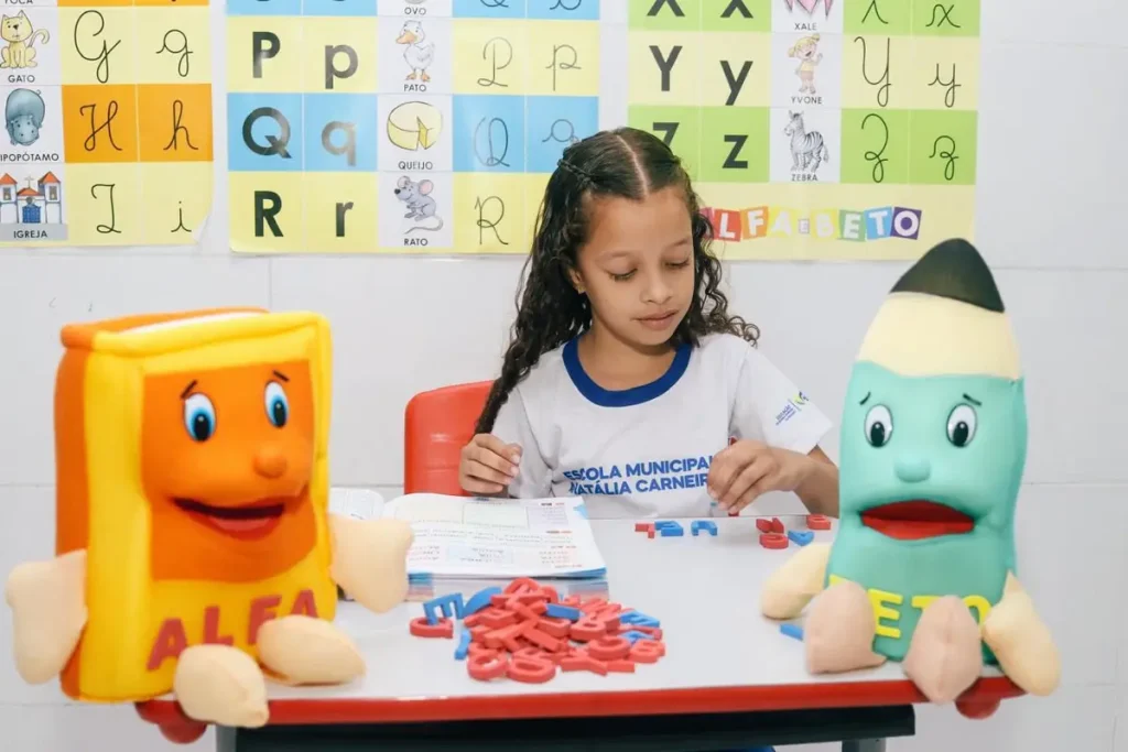 Alunos do 2º ano do Ensino Fundamental lendo em sala de aula, representando o sucesso de Água Branca (PI) na Avaliação de Fluência Leitora.