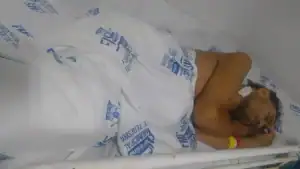 Evaldo Vieira de Sousa, paciente com câncer intestinal avançado, internado em hospital de Teresina e dependente de acompanhante.