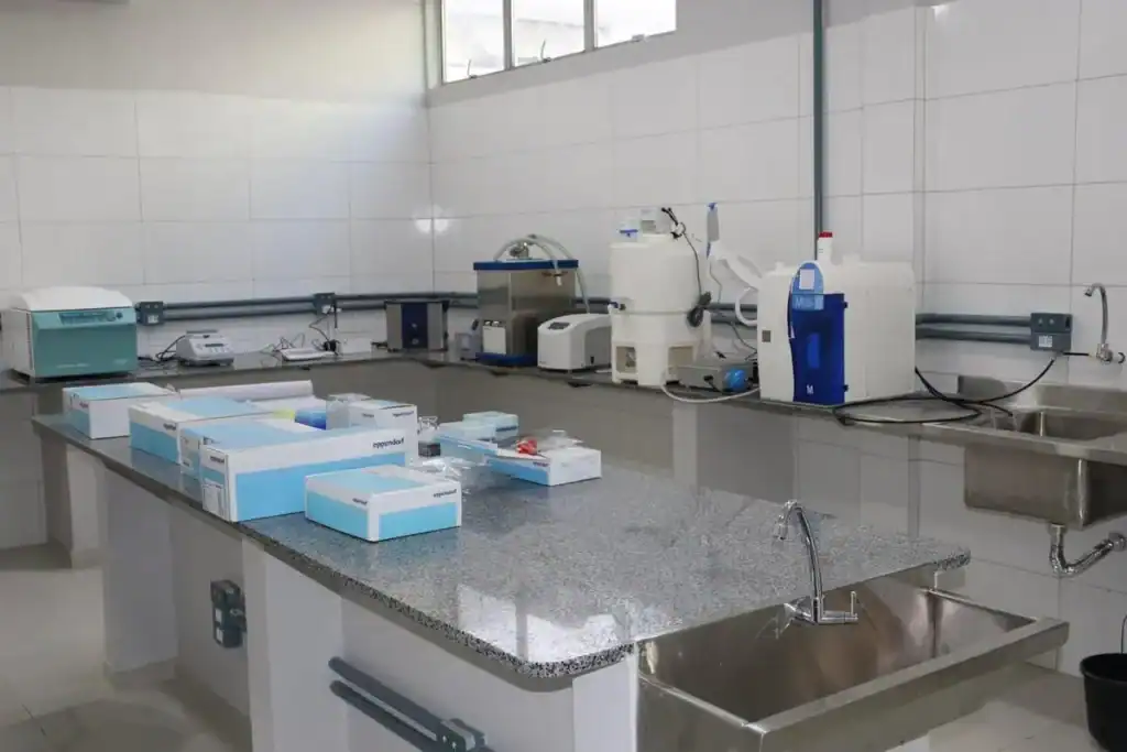 Equipamentos de alta tecnologia em laboratório de toxicologia forense, simbolizando a excelência e o reconhecimento internacional do Laboratório de Toxicologia Forense do Piauí pela GTFCh.