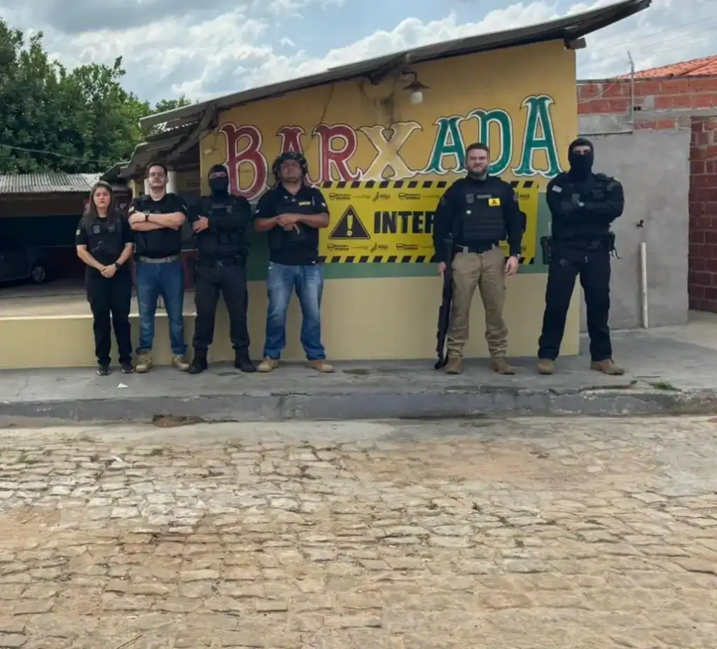 Agentes da Polícia Civil do Piauí em operação, ilustrando as ações de prisão e interdição em São Gonçalo e Angical.