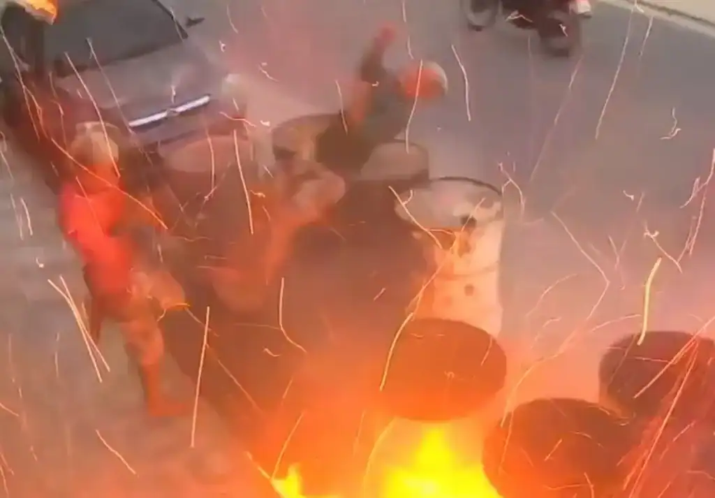 Câmera de segurança registra explosão de tonel que arremessa jovens no bairro da Mangueira, Recife