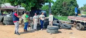 Equipe da Prefeitura de Amarante recolhe pneus velhos em ação de combate ao mosquito Aedes aegypti.