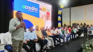 Ministro Wellington Dias e Prefeito Professor Adriano no palco durante lançamento do programa Acredita no Primeiro Passo em Amarante, Piauí.