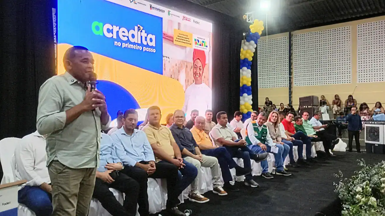 Ministro Wellington Dias e Prefeito Professor Adriano no palco durante lançamento do programa Acredita no Primeiro Passo em Amarante, Piauí.