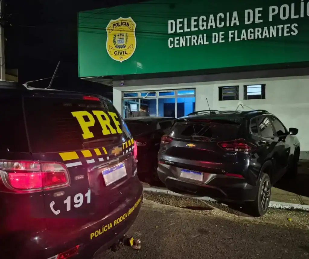 Policiais da PRF em operação na BR-343 em Teresina, com viatura e veículo recuperado após prisão de criminosos.