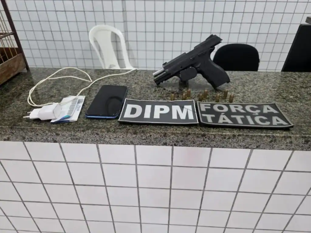 Policiais militares da PMPI prendem homem em Parnaíba por porte ilegal de arma e crimes ambientais.