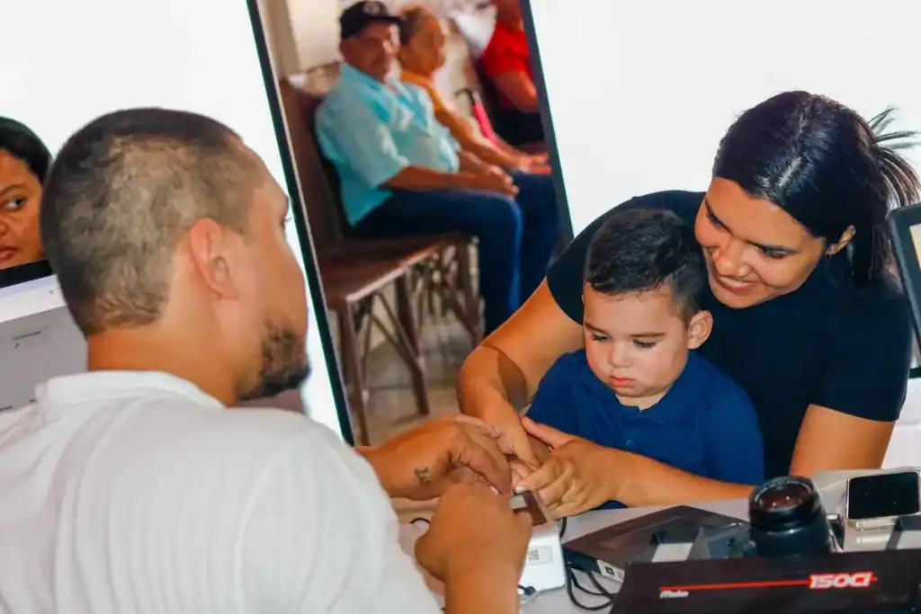 Close-up da Carteira de Identidade Nacional (CIN) com o CPF, destacando sua validade para embarques em aeroportos e rodoviárias.