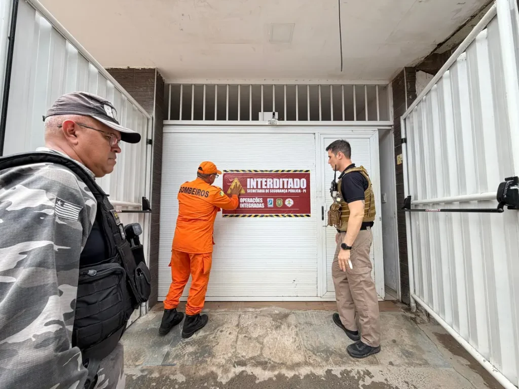Agentes da Polícia Civil, Polícia Militar e Corpo de Bombeiros do Piauí em ação de interdição de casa de eventos no bairro Santo Antônio, Teresina.