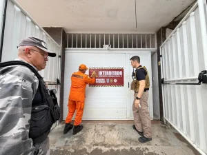 Agentes da Polícia Civil, Polícia Militar e Corpo de Bombeiros do Piauí em ação de interdição de casa de eventos no bairro Santo Antônio, Teresina.