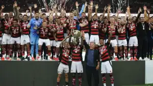 Representação visual do novo contrato de transmissão do Campeonato Carioca entre TV Globo e Ferj, destacando a distribuição de premiações por desempenho e as cotas fixas para os clubes.