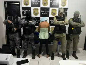 Mulher que foi presa em flagrante com Pedras de crack e munições de calibres 9mm e .38 apreendidas pela Polícia Militar em Porto, Piauí.