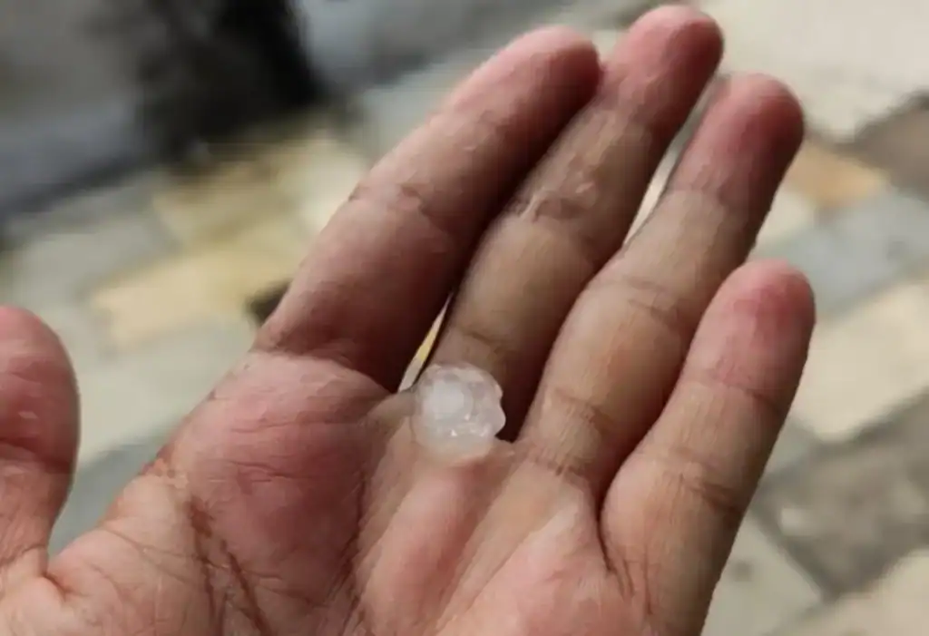 Pedras de granizo caem sobre o chão em Araripina, Sertão de Pernambuco