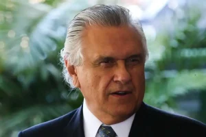 Governadores Ronaldo Caiado, Ratinho Junior e Eduardo Leite ao lado de Gilberto Kassab, presidente do PSD, em encontro sobre a pré-candidatura presidencial de 2026.