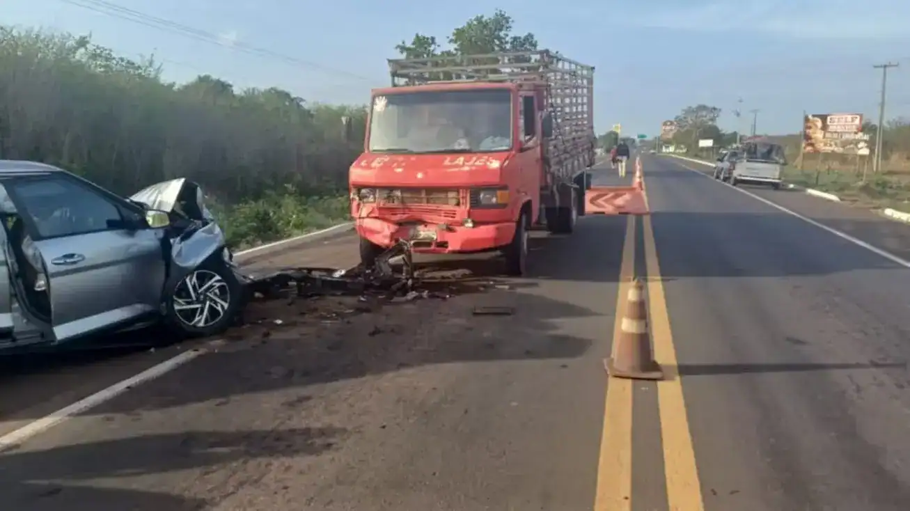 Veículos acidentados, um carro e um caminhão, na BR-343 em Piripiri, Piauí, com equipes de resgate no local.