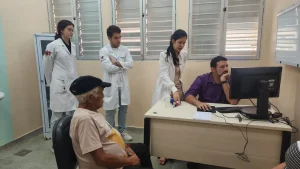 Médicos em ambiente de hospital universitário federal, representando o concurso público da Ebserh para vagas médicas.