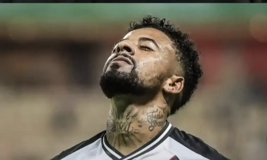 Paulinho de Paula, meio-campista ex-Vasco, em campo. Ele é o primeiro reforço do Internacional para 2026.