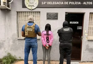 Polícia Civil do Piauí prende mulher em Altos, Piauí, por roubo majorado e tráfico de drogas.