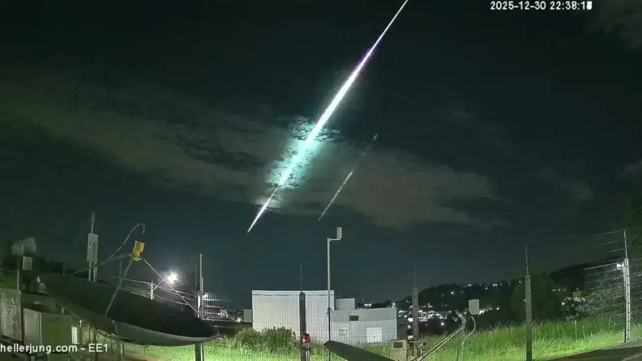 Meteoro fireball de brilho intenso cruzando o céu noturno do Rio Grande do Sul, deixando um rastro luminoso e visível.