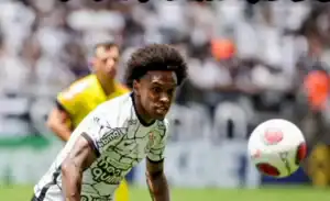 Atacante Talles Magno com a camisa do Corinthians em partida de futebol.