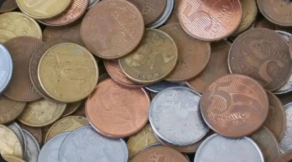 Anverso da moeda de 5 centavos de 2005 com erro 'Brasil Duplo', mostrando a palavra 'Brasil' repetida sobre a efígie de Tiradentes.