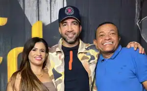 Cantor Tony Salles em performance no palco, segurando microfone e interagindo com a plateia.