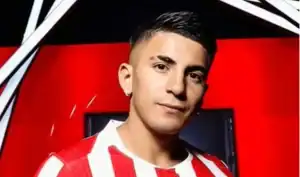 Meia-atacante Thiago Almada em campo com a camisa do Atlético de Madrid, alvo de negociação para aliviar finanças do clube.