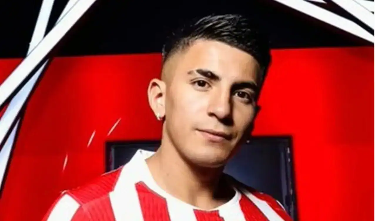 Thiago Almada, jogador do Atlético de Madrid, em ação no campo com a camisa do clube