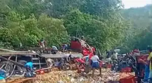 Caminhão VW/30.320 CRM 8X2 branco capotado na BR-316, em Monsenhor Gil, Piauí, com a cabine virada para o acostamento.