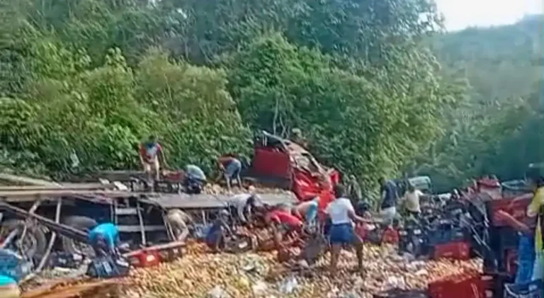 Condutor capota caminhão na BR-316 em Monsenhor Gil e sofre lesões leves