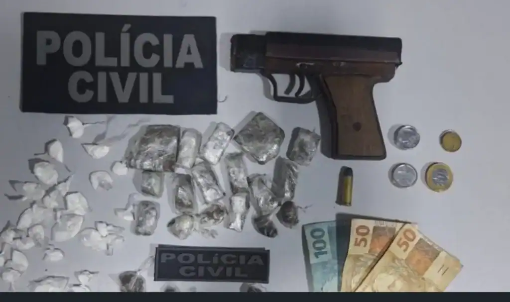 Maconha, cocaína, arma de fogo, munição e dinheiro apreendidos pela Polícia Civil em Água Branca.