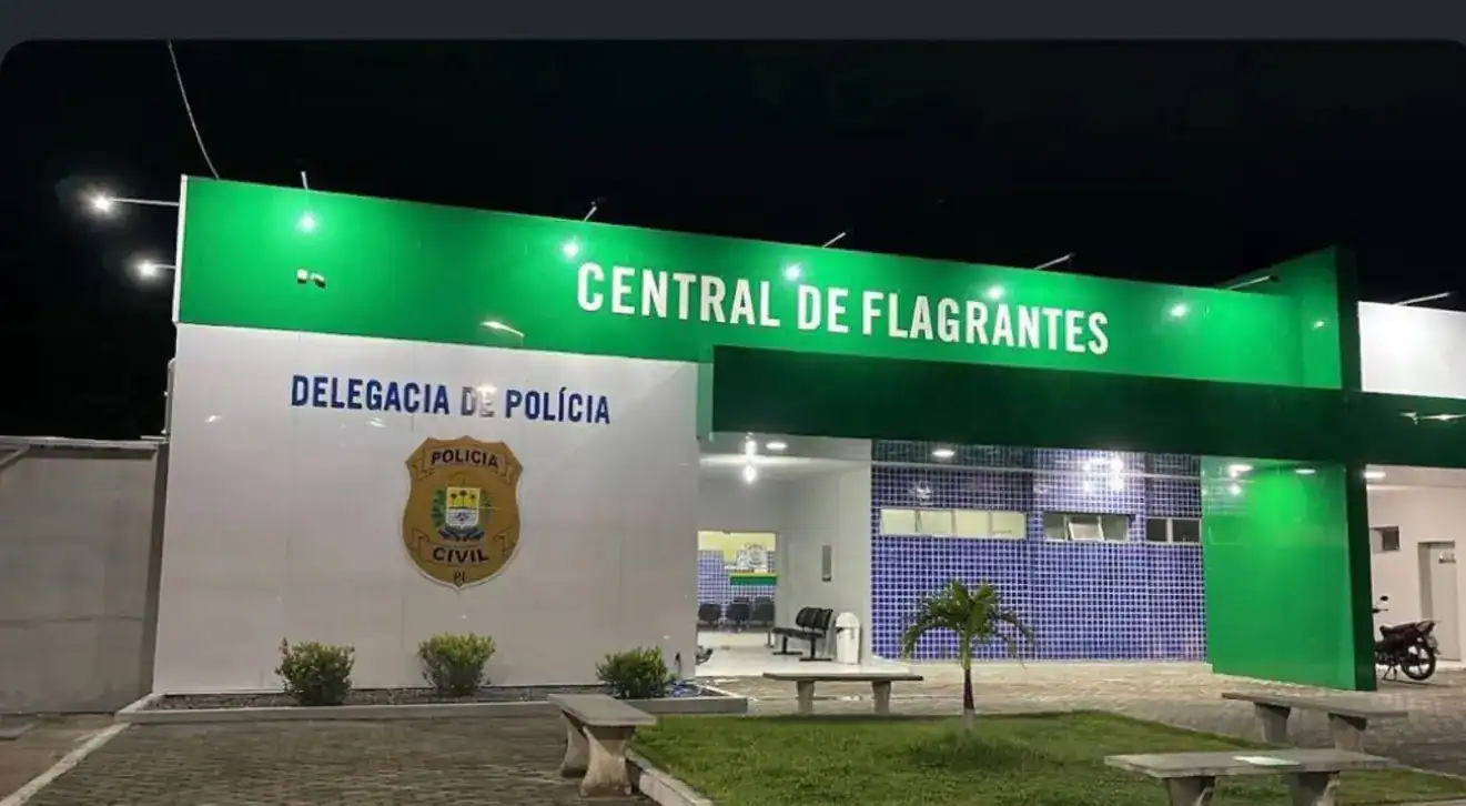 Fachada da Central de Flagrantes de Parnaíba, Piauí, que registrou 800 prisões e 1.738 boletins de ocorrência em 2025.