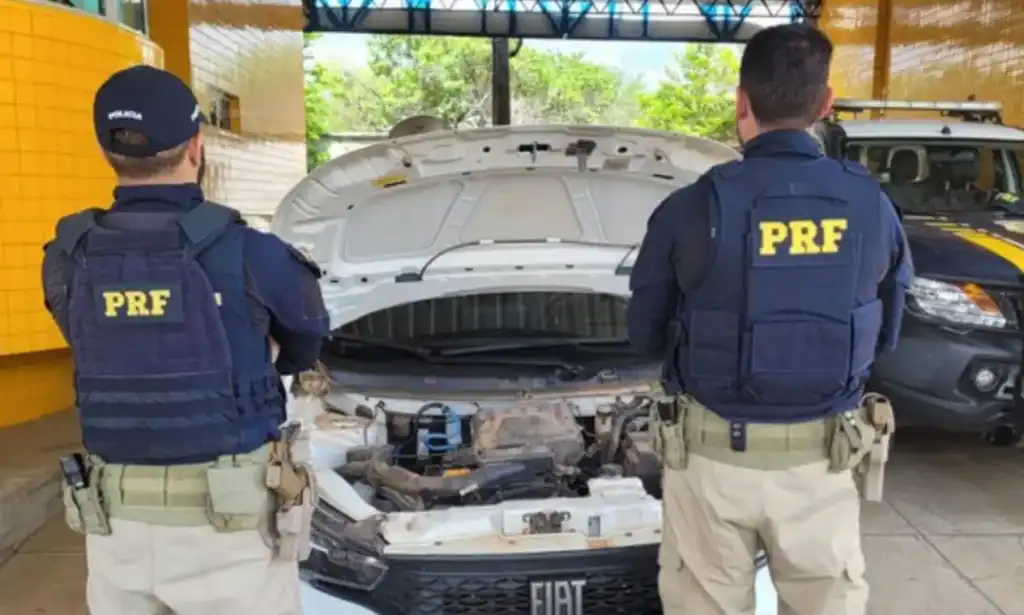 Agentes da Polícia Rodoviária Federal (PRF) fiscalizam veículo com adulteração de identificação e registro de furto na BR-230, em Floriano, Piauí.