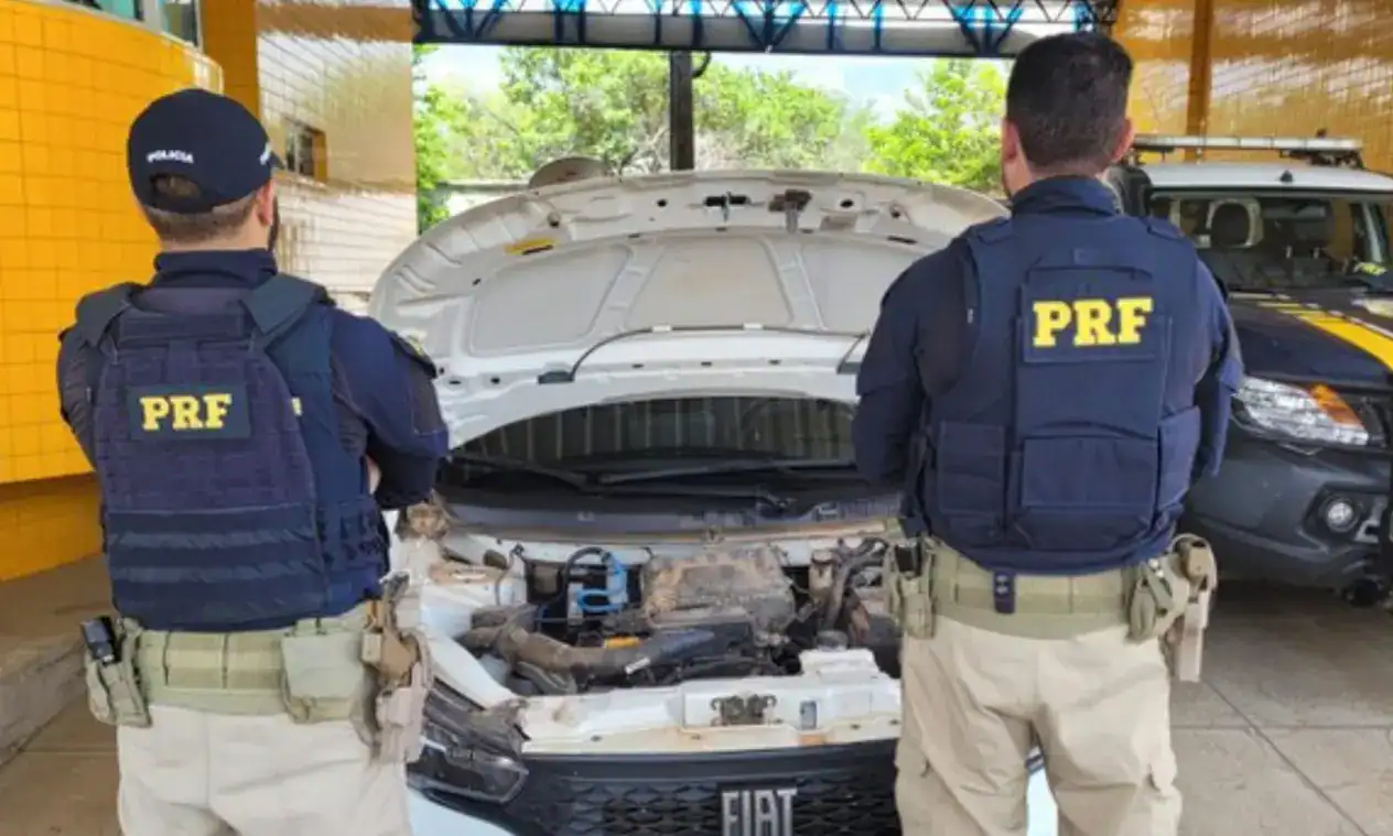 Agentes da Polícia Rodoviária Federal (PRF) fiscalizam veículo com adulteração de identificação e registro de furto na BR-230, em Floriano, Piauí.