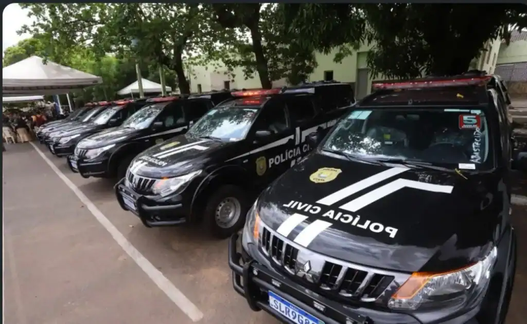 Policial civil em ação durante operação em Floriano, Piauí